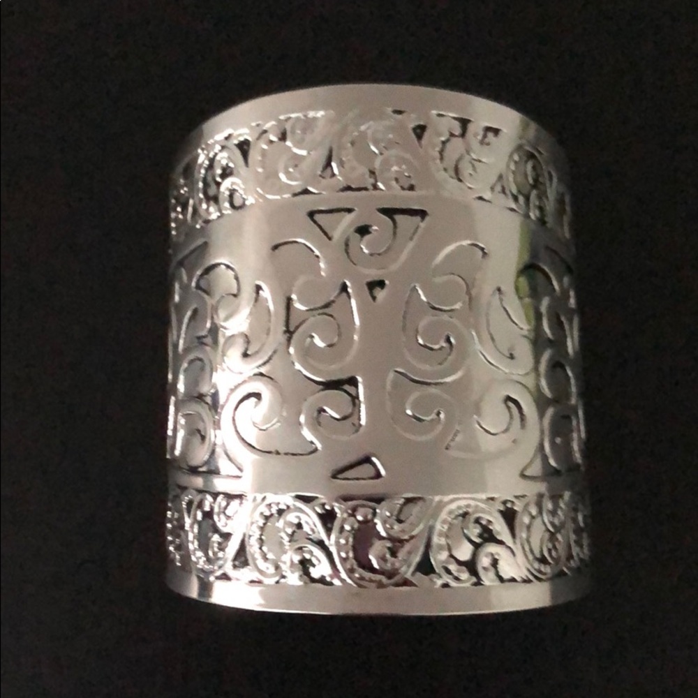 SILVER METAL CUFF BRACELET W/GORGEOUS DESIGN